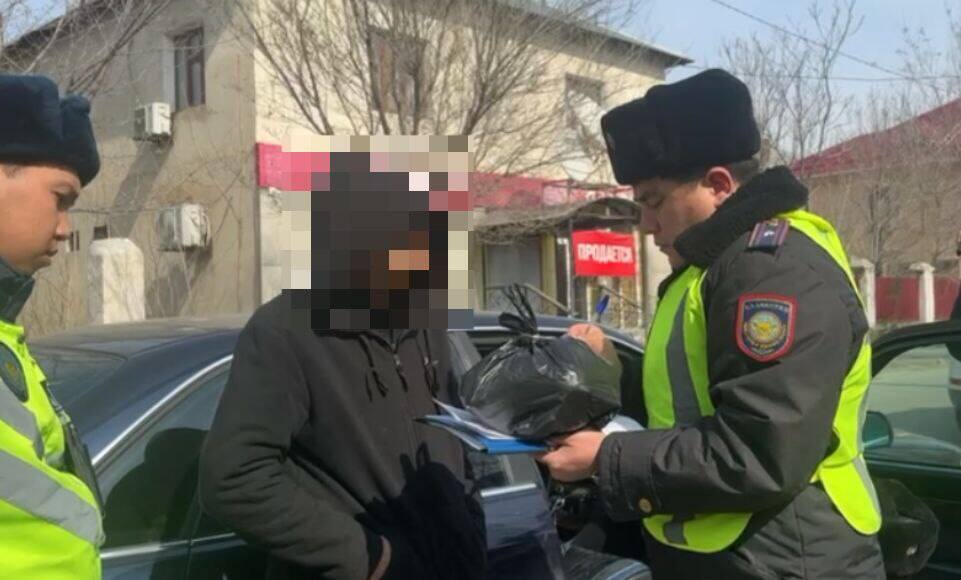 Более одного кг наркотиков обнаружили у водителя полицейские Туркестанской области