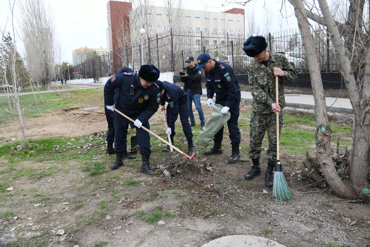 Экоакция в Астане: более 100 человек провели уборку у памятников Сатпаеву и Забикулину