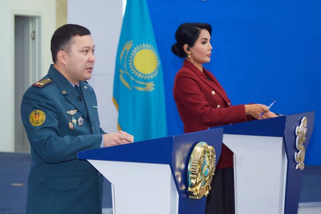 Военнослужащие задействованы в работах по укреплению дамб и проводят эвакуацию населения в подтопленных районах