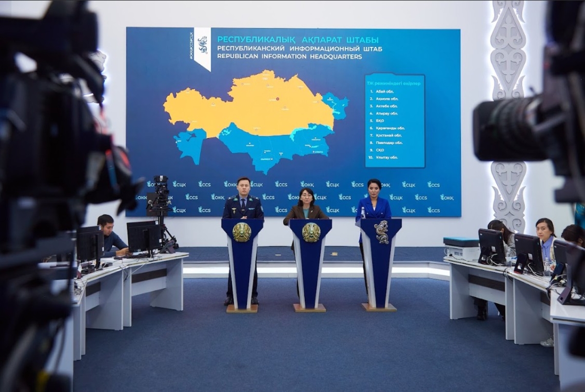 Жители всех регионов, предприниматели, благотворители активно участвуют в сборе и доставке гуманитарной помощи пострадавшим регионам
