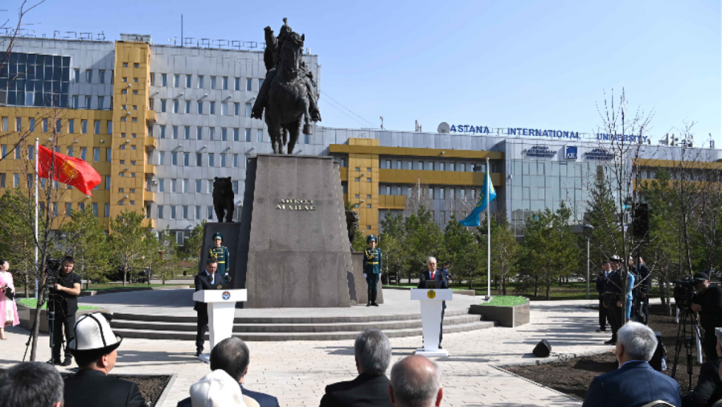 Президенты Казахстана и Кыргызстана приняли участие в церемонии открытия памятника Айкол Манасу
