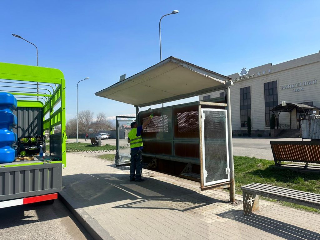 Во всех районах города Алматы убирают несанкционированную рекламу