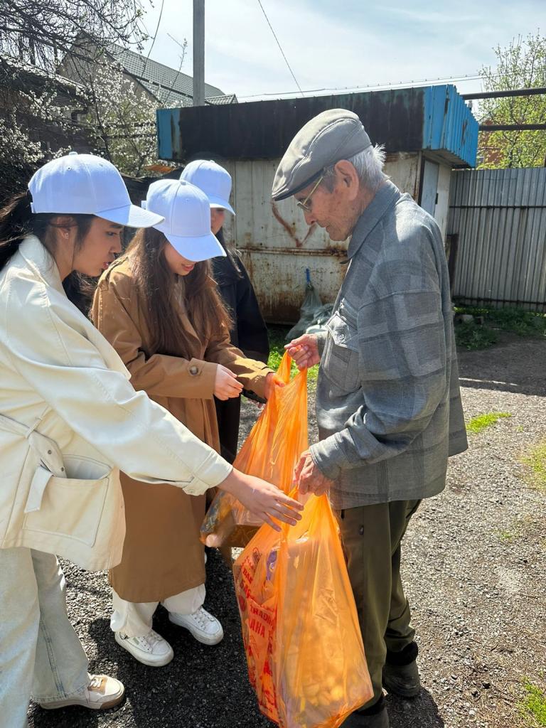 «Помоги ближнему»: алматинцы навели порядок во дворах ветеранов, одиноких пенсионеров