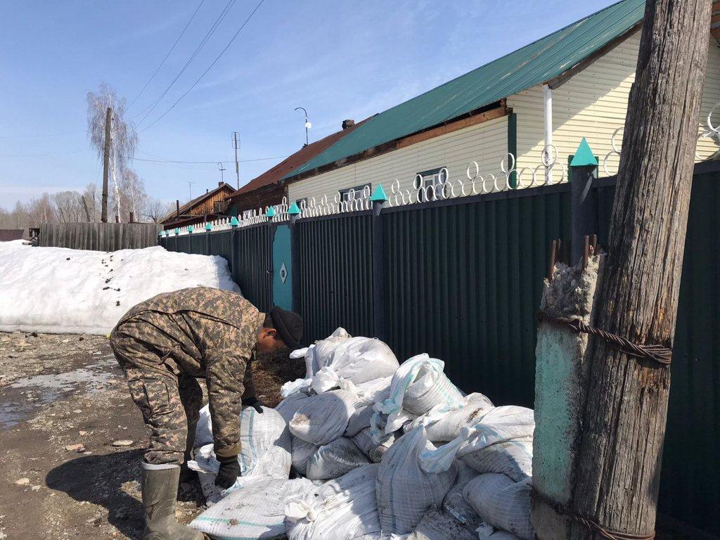 Военнослужащие проводят  очистку арыков в районе Алтай