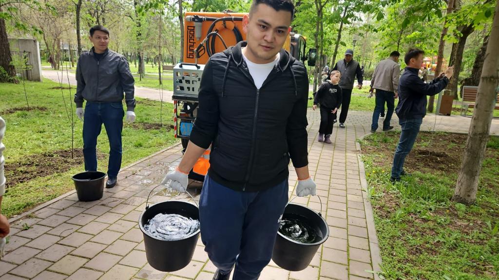 Алматы — город-сад: более 100 яблонь высадили в Турксибском районе