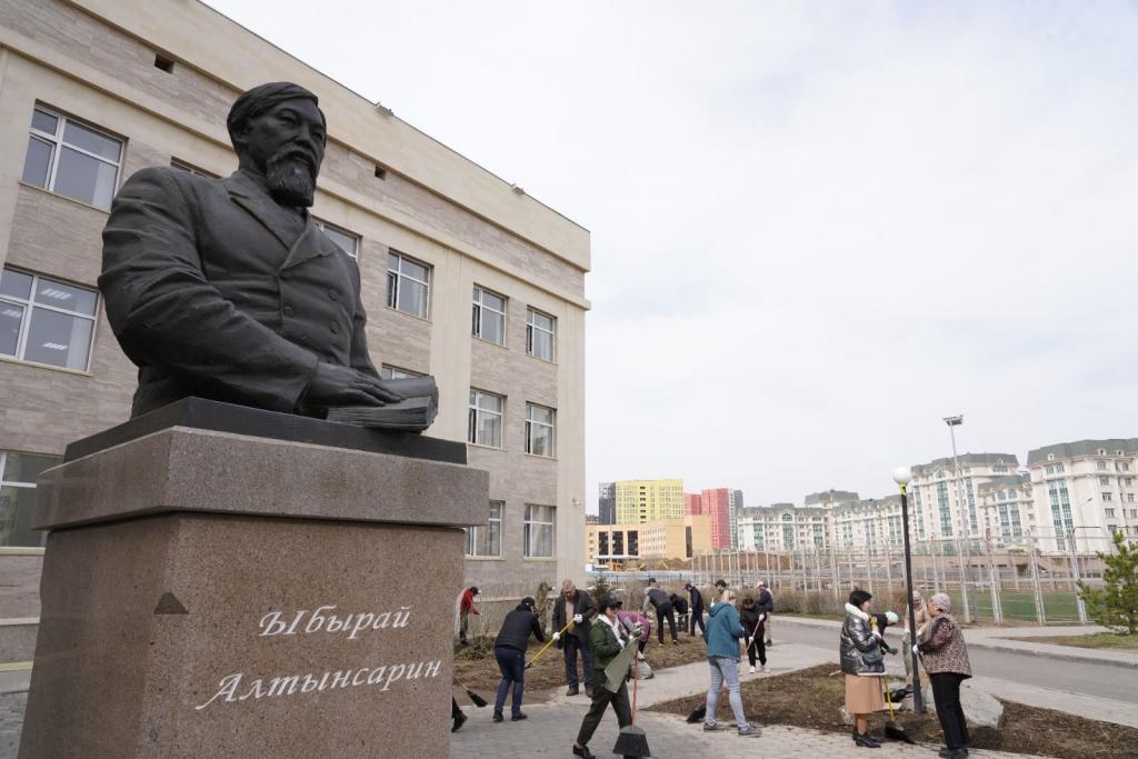 Памятники Абаю и Ыбыраю Алтынсарину облагородили астанчане в рамках масштабной экоакции