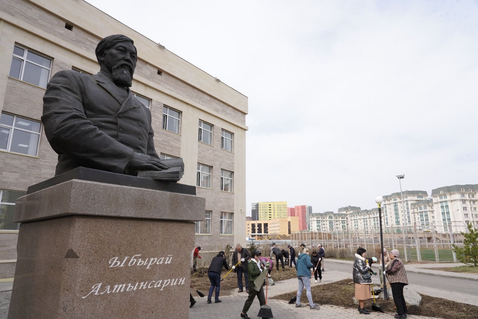 Памятники Абаю и Ыбыраю Алтынсарину облагородили астанчане в рамках масштабной экоакции