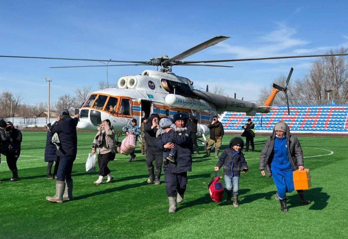 Авиация МЧС совершает масштабную эвакуацию из зон бедствия