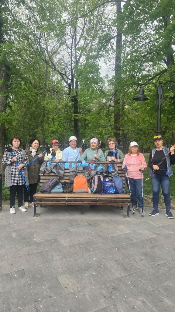 «Алматы — наш общий дом»: пенсионеры Центров активного долголетия провели плоггинг в трех парках Алматы