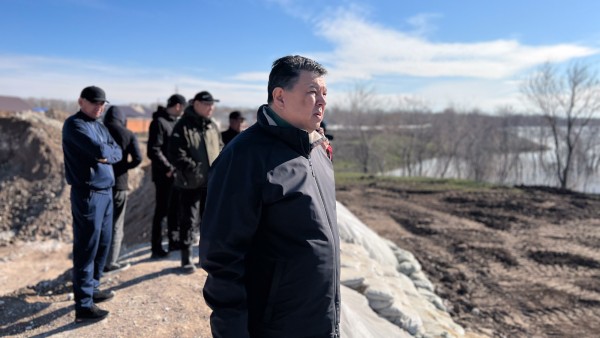 Большая вода идет на Уральск: Канат Бозумбаев проверил готовность защиты города от затопления