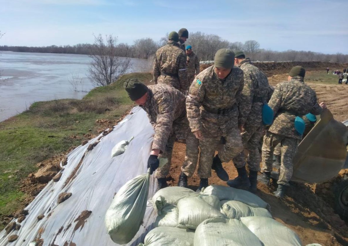 Десантники и местные жители возводят дамбу вокруг села Рубежинского