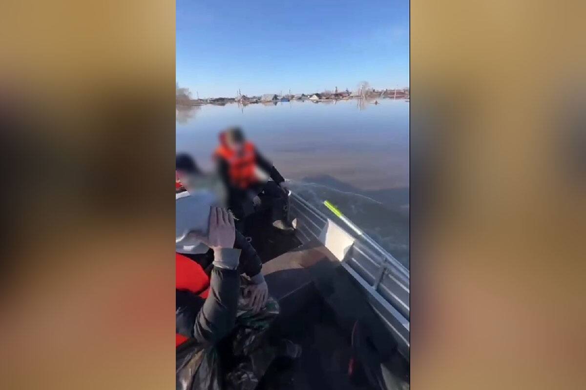 Двух граждан на надувной лодке остановили полицейские в Петропавловске