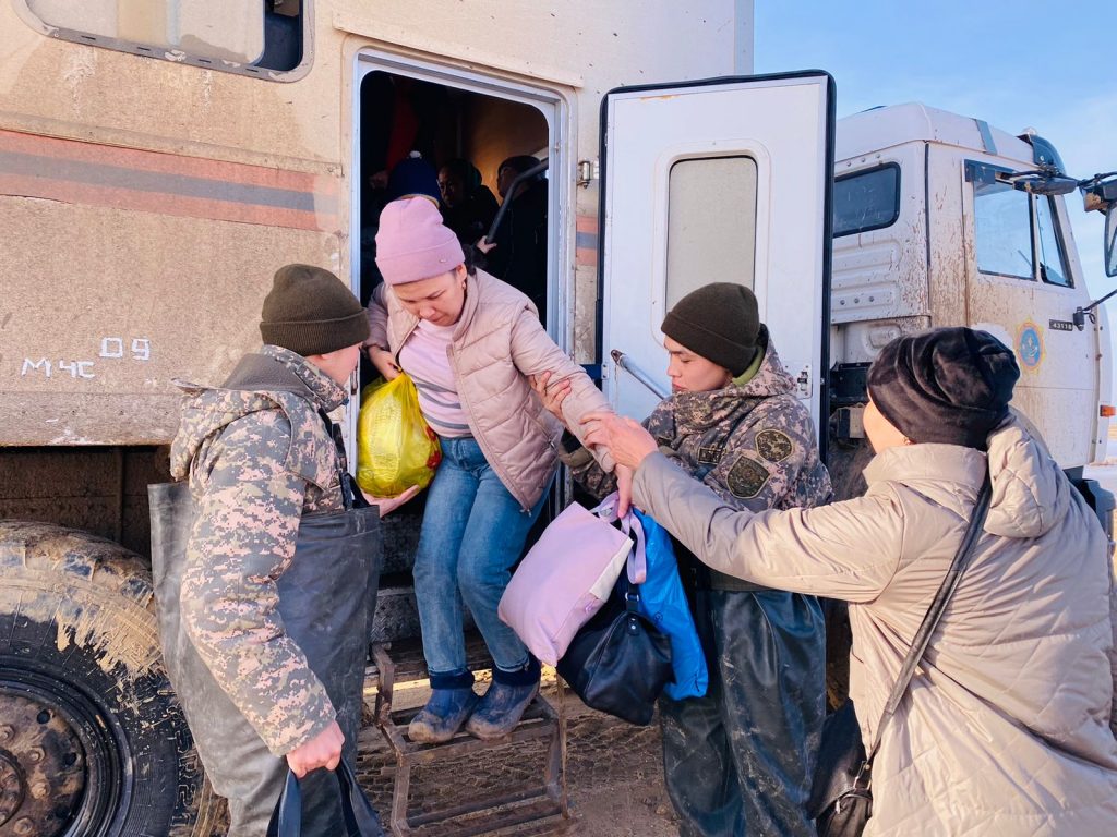 В Костанайской области продолжается борьба со стихией