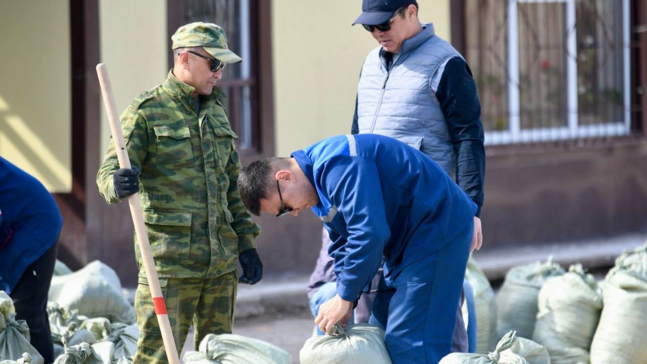 Еще 500 военных и спасателей призваны защитить Уральск от наводнения