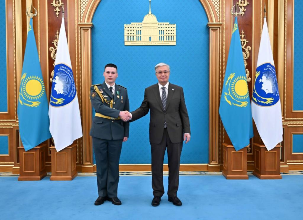 Гвардеец из Костаная получил государственную награду из рук Президента
