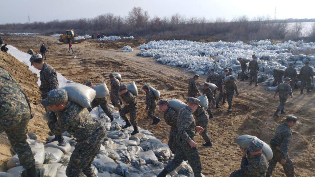 Гвардейцы продолжают оказывать помощь в Атырауской области жителям затопленных районов