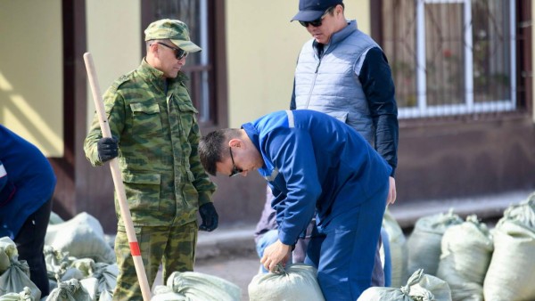 Еще 500 военнослужащих и спасателей перебросят в ЗКО из других регионов для защиты Уральска от большой воды