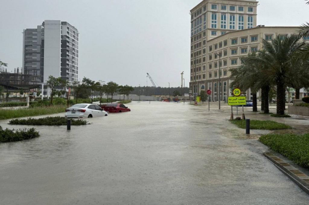 Катастрофа в Дубае: Город погружен в воду