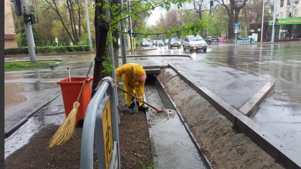 Коммунальные службы готовы к осадкам в ночь в Алматы