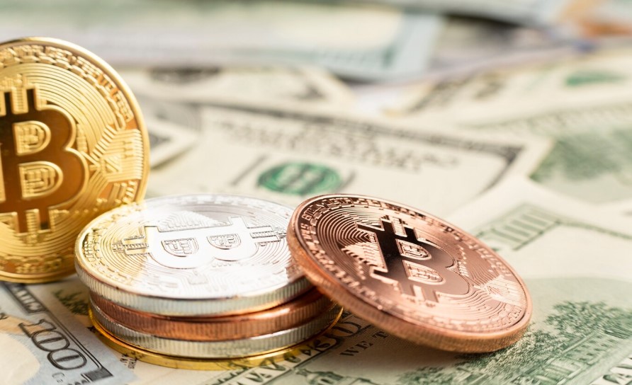 Недельные потери BTC почти 10%: криптовалютный рынок на грани