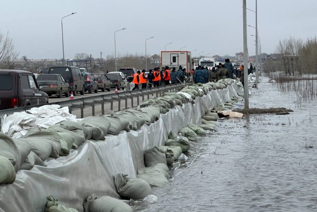 Паводки в Казахстане: Гвардейцы несут круглосуточную службу  в зоне затопленния