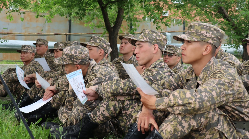 Призванные в Шымкент молодые солдаты осваиваются в армии