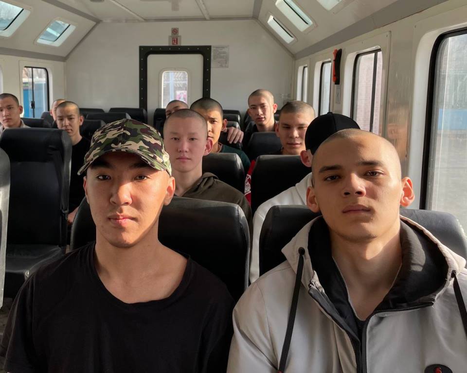 Призывники прибыли служить в танковую бригаду