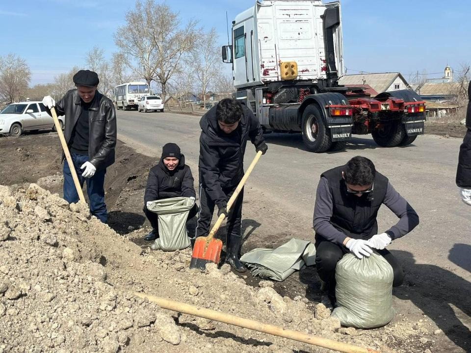 Противопаводковые мероприятия: преподаватели и студенты Kozybayev University вышли на помощь