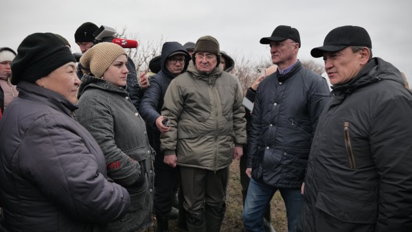 «Государство позаботится обо всех»: Роман Скляр встретился с пострадавшими от паводков в селах Есильского района СКО