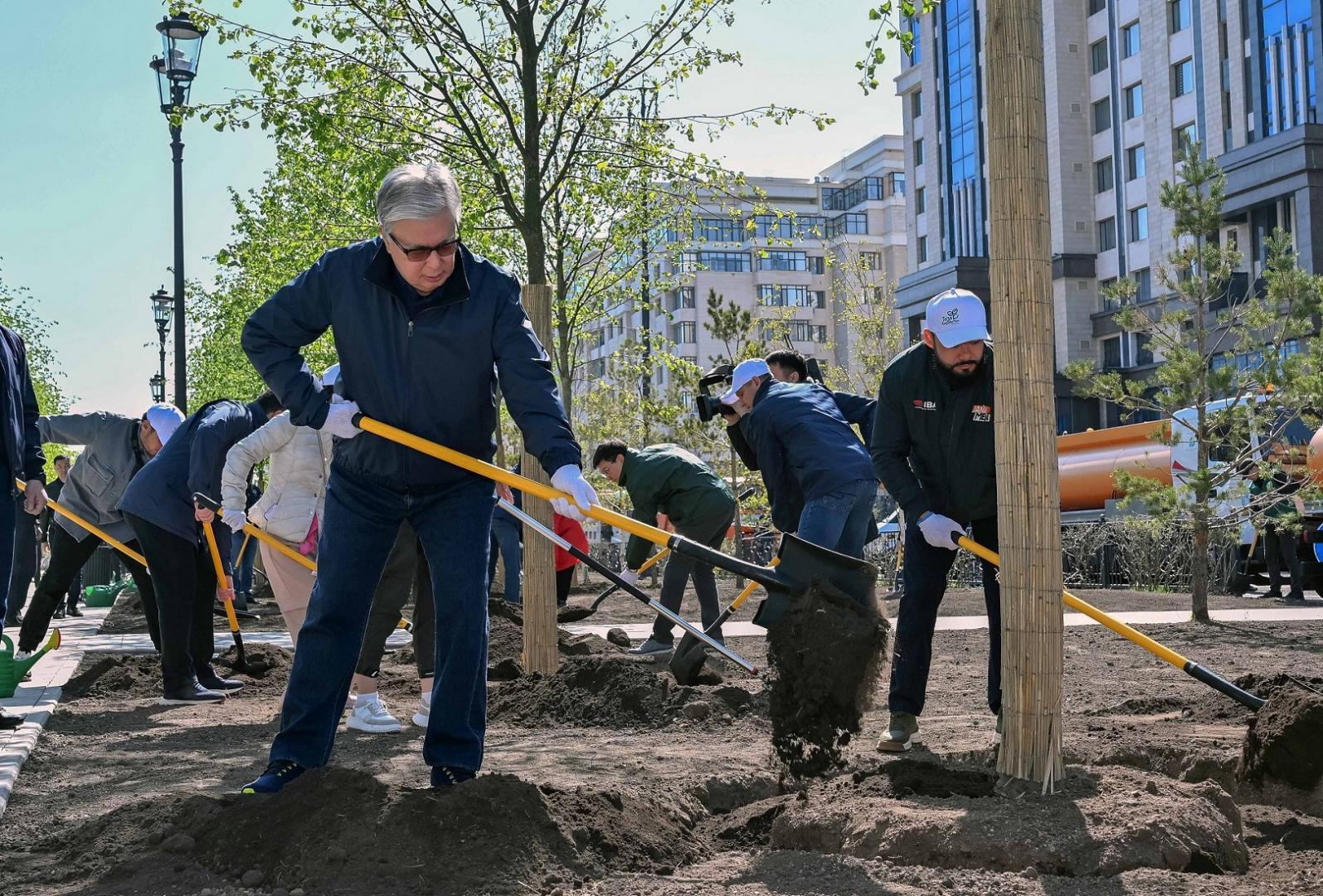 «Таза Қазақстан»: Токаев принял участие в городском субботнике