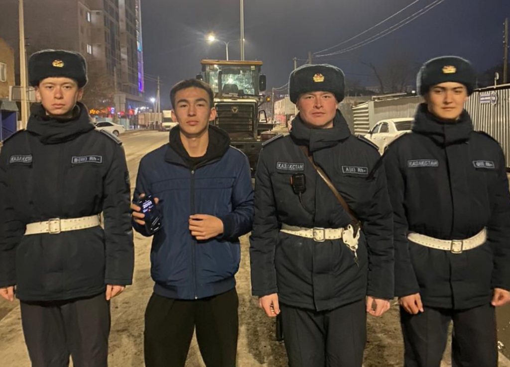 В Астане гвардейцы вернули дорогостоящие телефоны