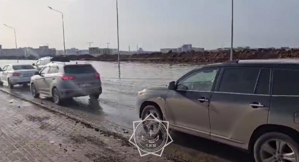 В Астане таяние снега привело к разливу воды на улицах