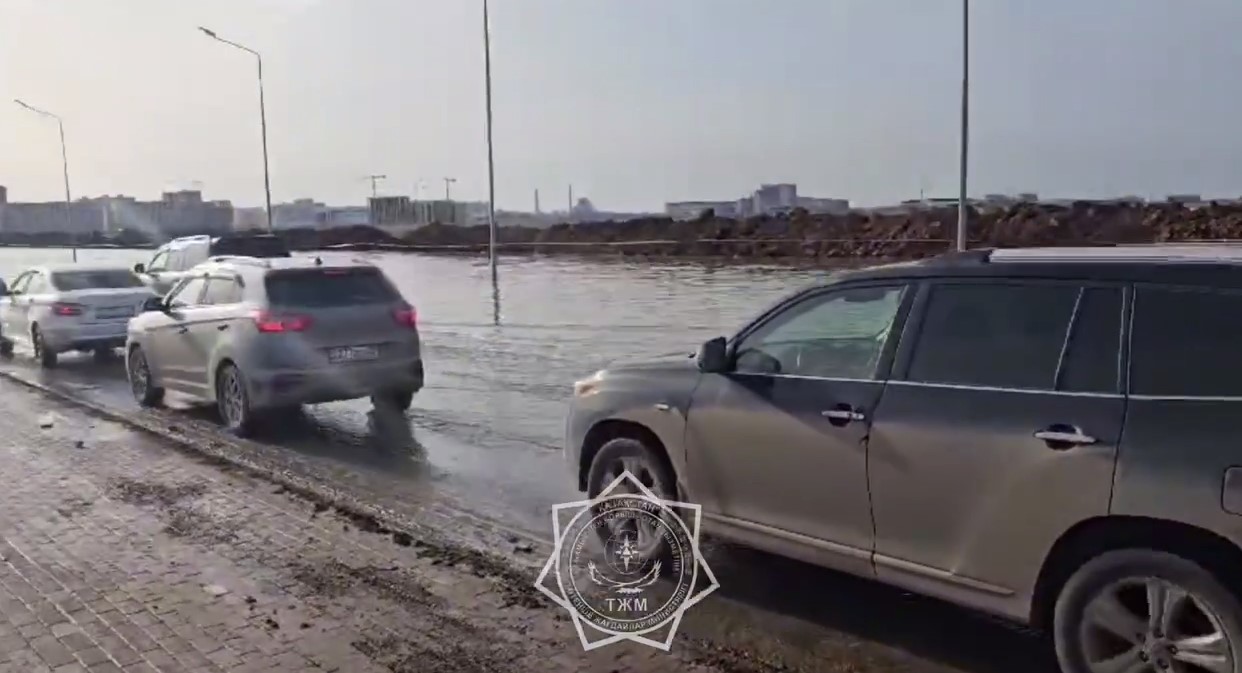 В Астане таяние снега привело к разливу воды на улицах