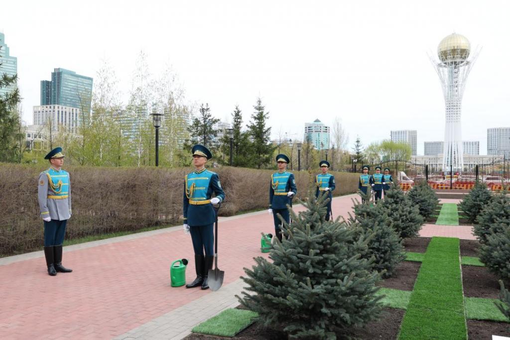 В Астане в день открытия совещания ШОС руководители оборонных ведомств посадили деревья