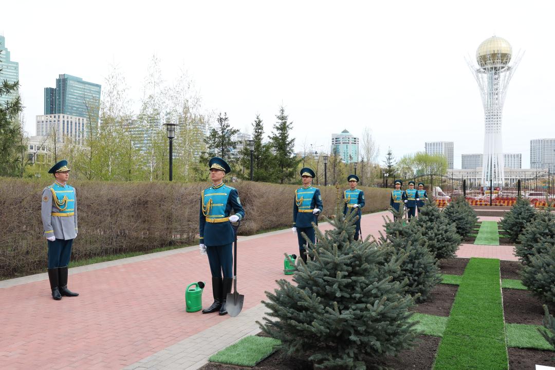 В Астане в день открытия совещания ШОС руководители оборонных ведомств посадили деревья