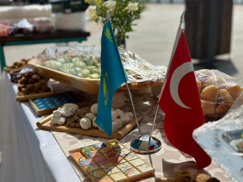 В рамках экоакции в Астане прошла ярмарка казахско-турецкой кухни