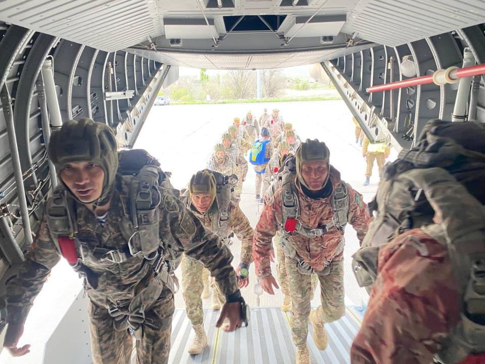 Военнослужащие Десантно-штурмовых войск совершили затяжные прыжки