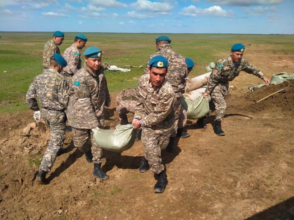 Военнослужащие Десантно-штурмовых войск строят защитные сооружения в ЗКО
