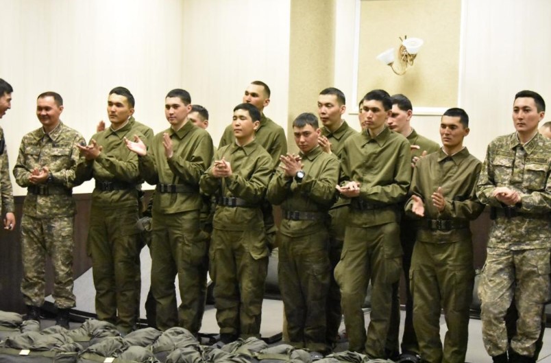 Военные, борющиеся с наводнениями, встретились с родными