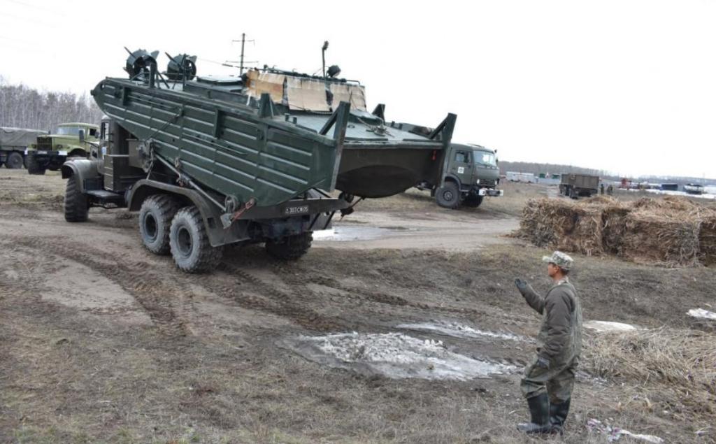 Военные инженеры доставляют гуманитарную помощь паромной переправой