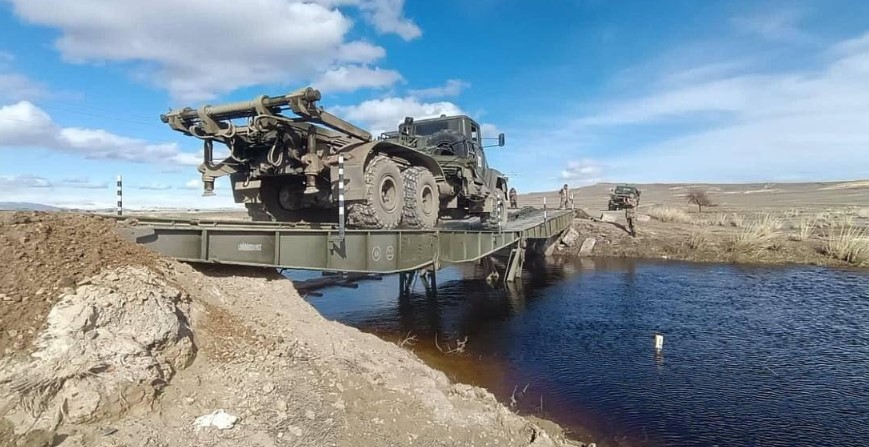 Военные инженеры готовят паромную переправу  в Актюбинской области