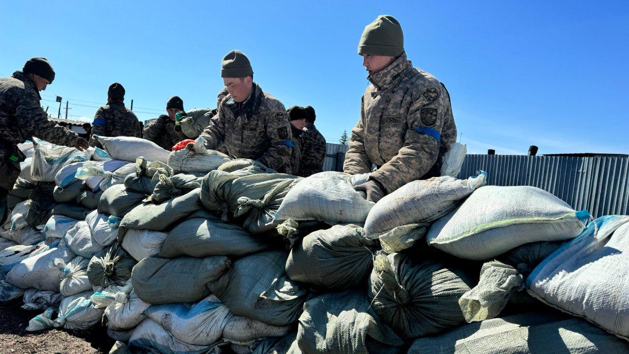 Военные оказывают всестороннюю поддержку населению, пострадавшему от наводнения