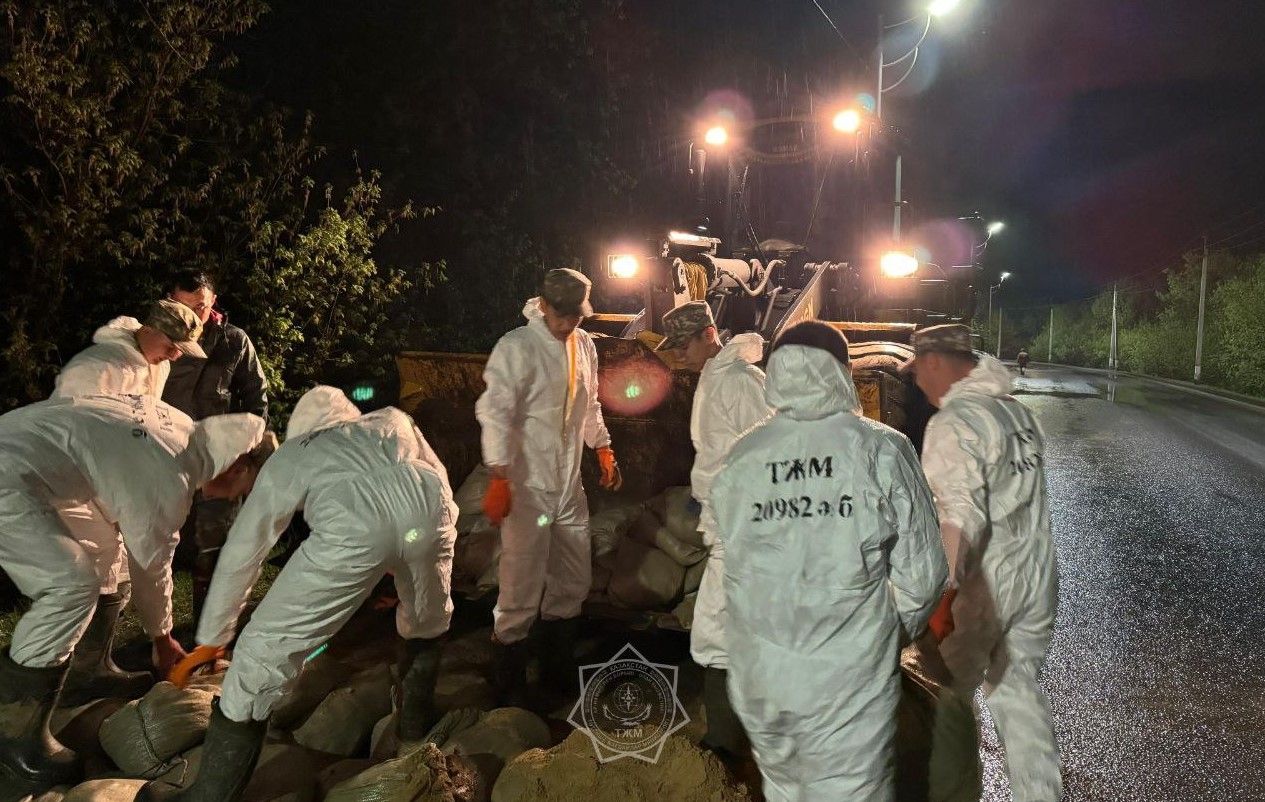 Военные укрепляют плотины в Западно-Казахстанской области