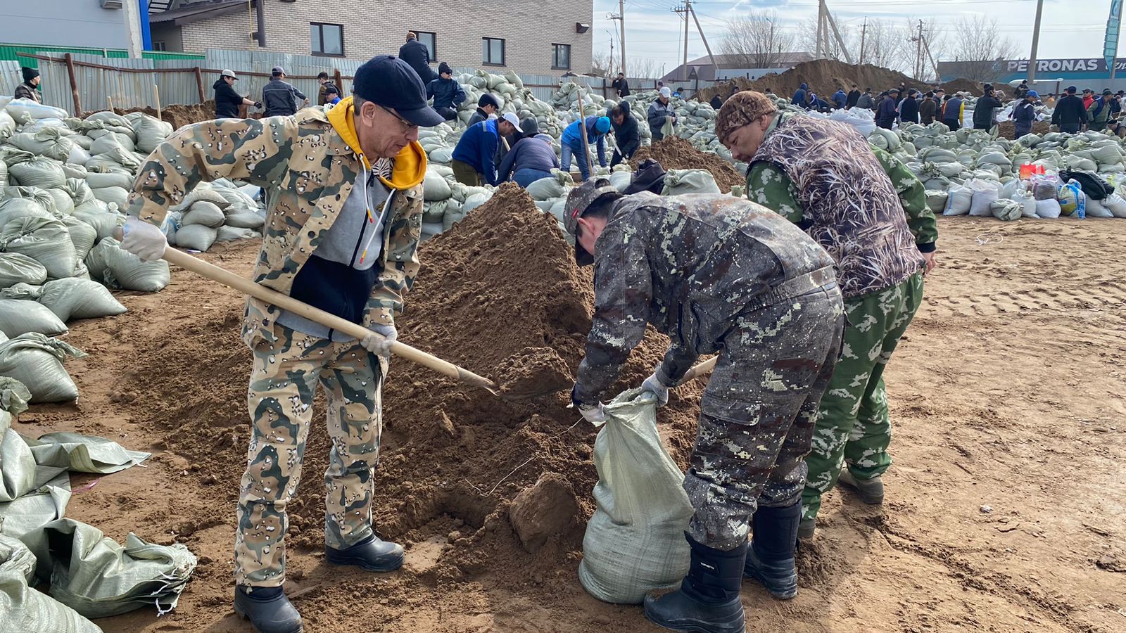 Активисты Общественного Фонда «Әділдік және Өркендеу» отправляют гуманитарную помощь в регионы, пострадавшие от паводков, и спасают дома от подтоплений