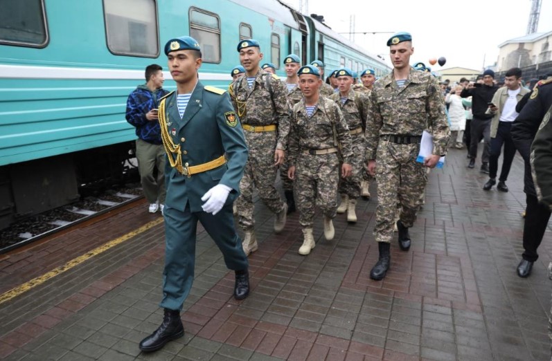 Астана приветствует уволенных в запас десантников