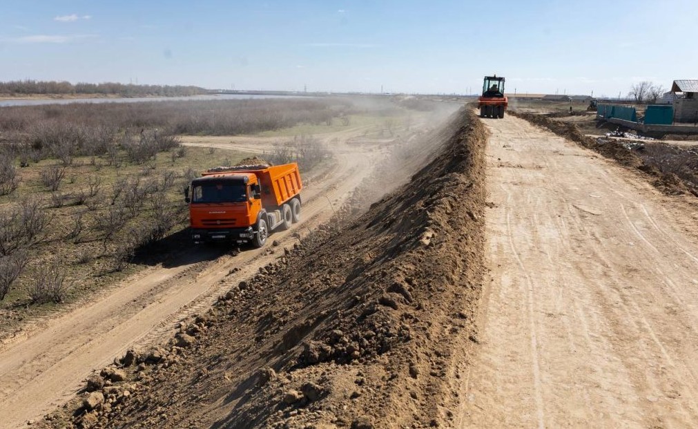 В городе Атырау за считанные дни построено более 100 км защитных дамб 