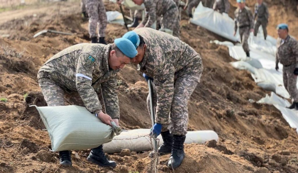 Военнослужащие Десантно-штурмовых войск борются с паводками в ЗКО