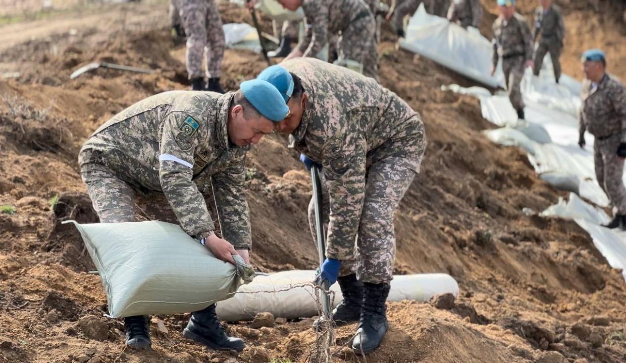 Военнослужащие Десантно-штурмовых войск борются с паводками в ЗКО