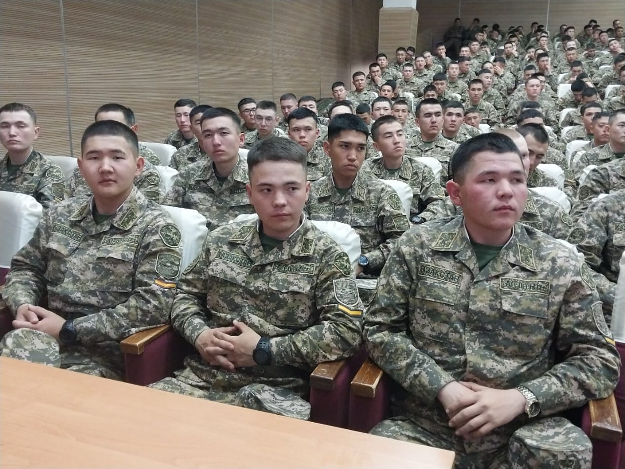Серьезные социальные проблемы обсудили с курсантами  Сухопутных войск