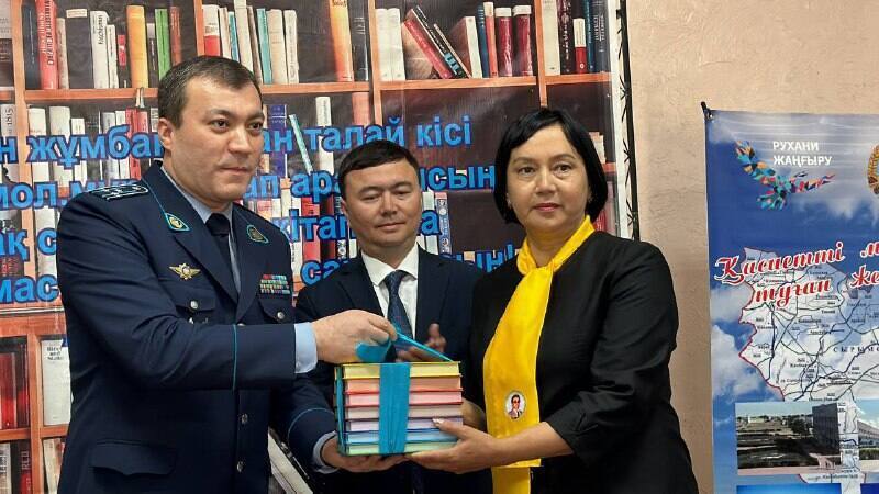 Департамент полиции пополнил фонд районной библиотеки, подарив 100 книг в ЗКО
